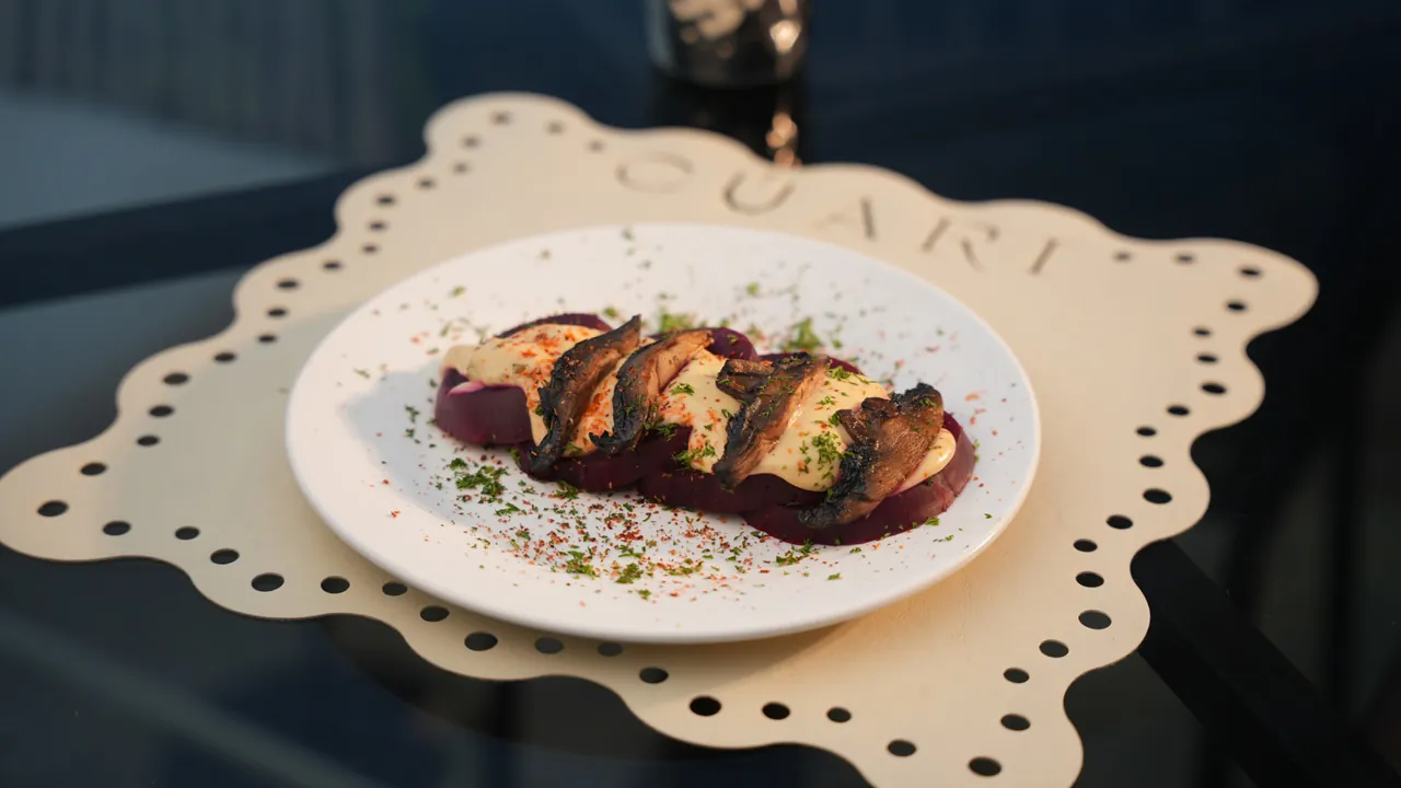 Betabel Asado — Asado en láminas, acompañado de champiñón asado con aderezo de alcachofa y sal de mar.