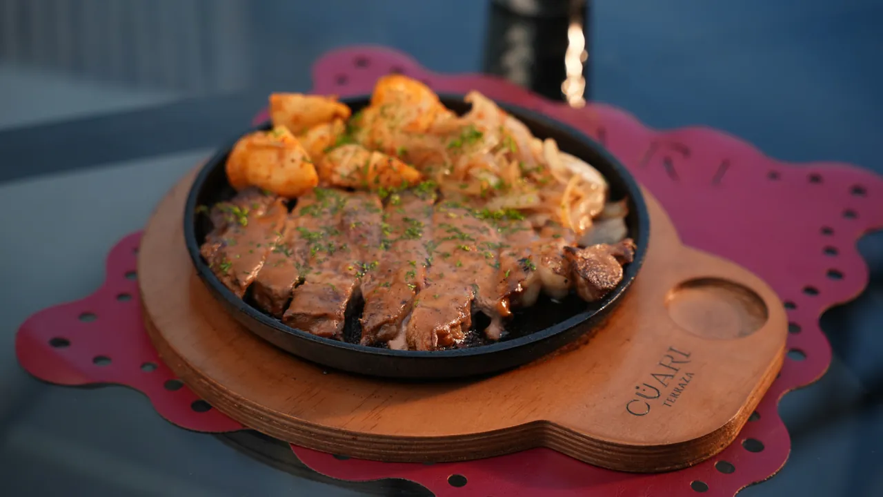 Ojo de Rib Eye al Ajo — 350 gramos de rib eye de una pulgada, salseado con ajo rostizado en mantequilla y salsas negras.