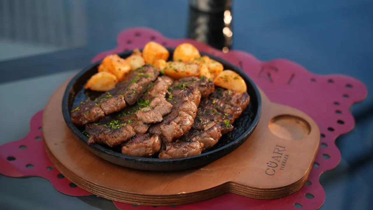Picaña Sirloin — Un kilo de picaña de la más alta calidad, botaneada en láminas, con papa galeana adobada.